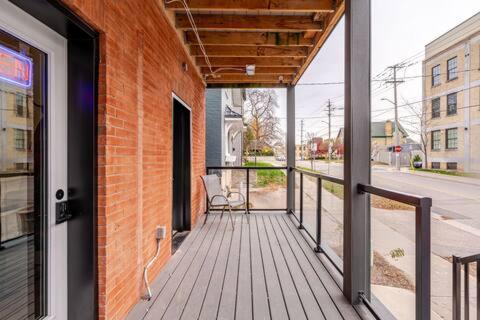 Entire 1 Bedroom Apartment Across From Google - Br5 Kitchener Exterior photo